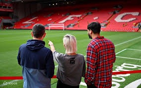 媒体人：杯赛的地板问题太大了，换地板无望应该撕掉所有地贴